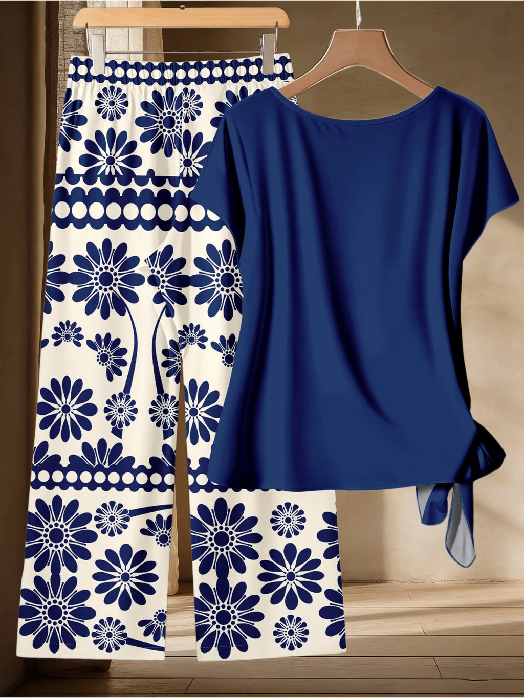 Summer women's plus size casual loose two-piece set solid color twisted T-shirt+blue and white printed wide leg pants set